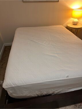 Sleepy's Deluxe Comfort Cool Quilted Mattress Protector - Queen